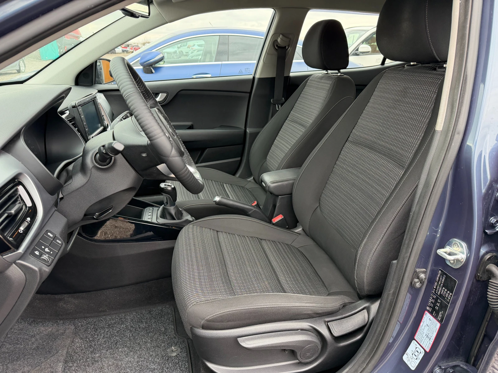 Kia Stonic 1.0 T-GDI / Гаранционен / Обслужен / Камера, снимка 9 - Автомобили и джипове - 53963659