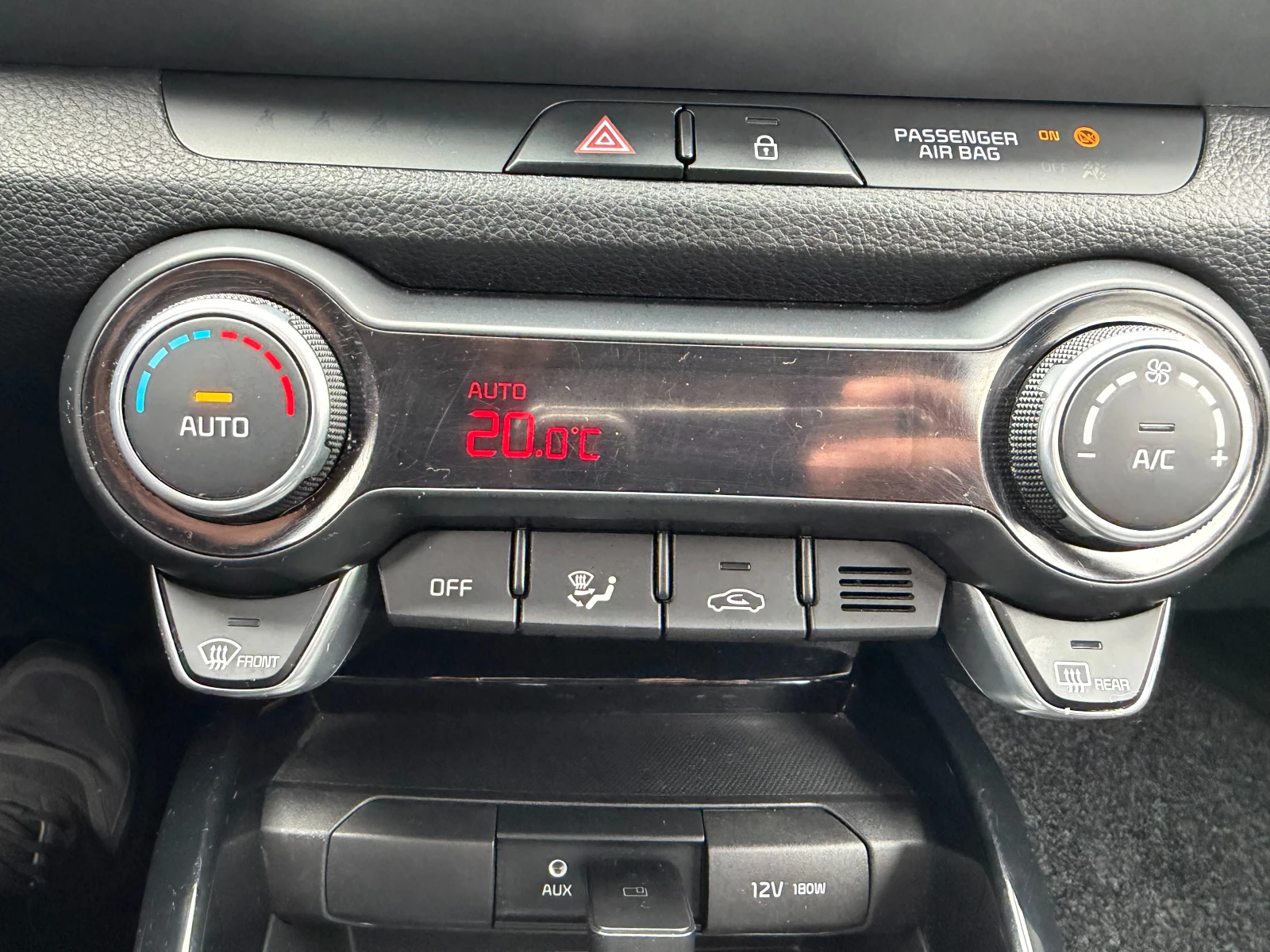 Kia Stonic 1.0 T-GDI / Гаранционен / Обслужен / Камера, снимка 15 - Автомобили и джипове - 53963659