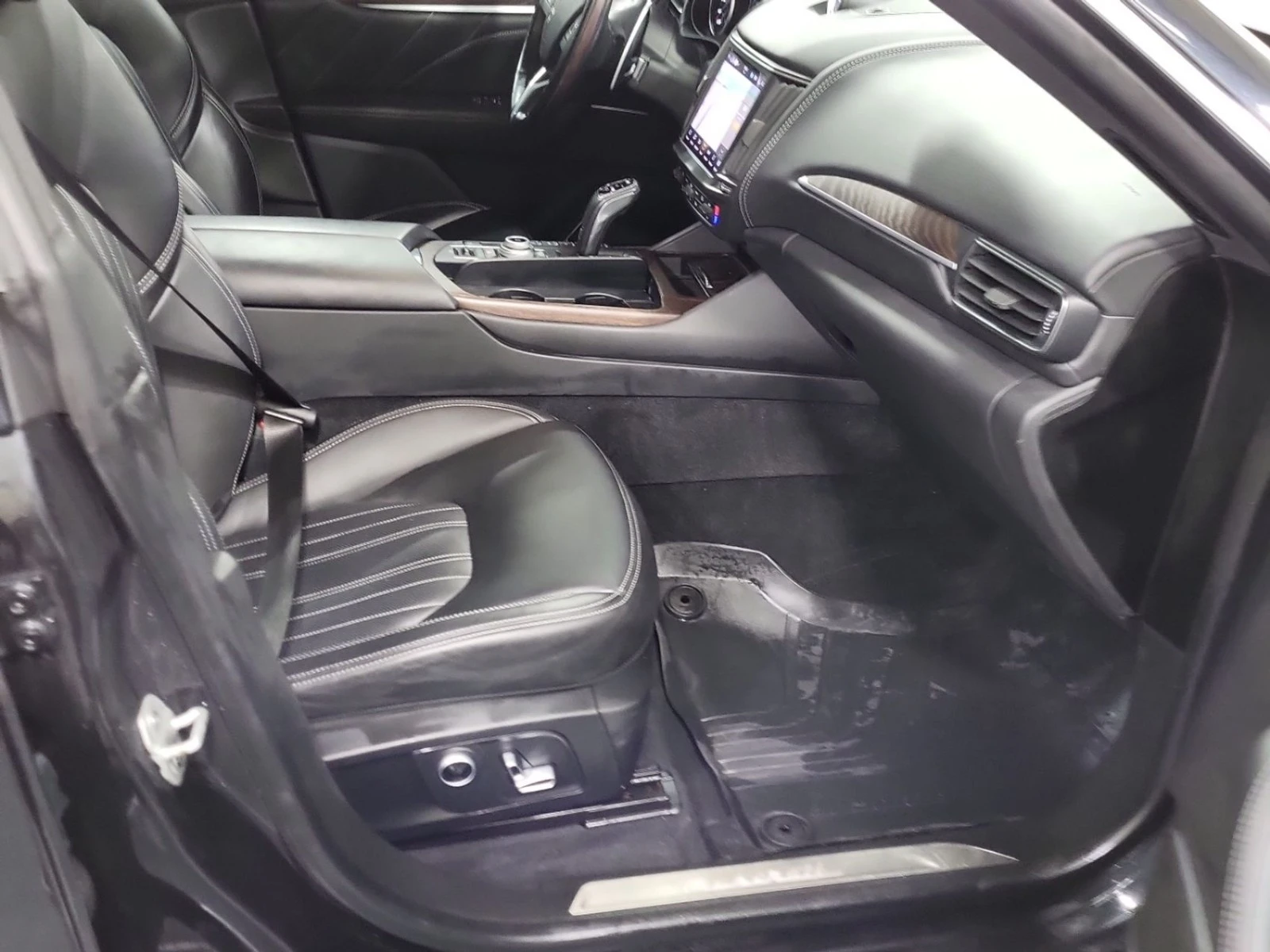 Maserati Levante S GRANLUSSO/Следене на ленти/Кейлес, снимка 16 - Автомобили и джипове - 54228666