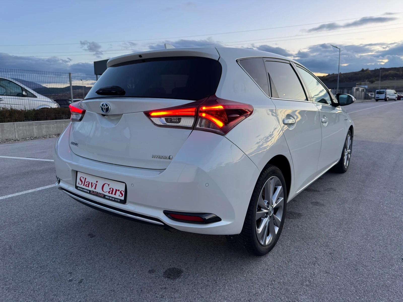 Toyota Auris HYBRID - AUTO/ LINE ASS/ HEAT/ PANORAMA | Mobile.bg   4