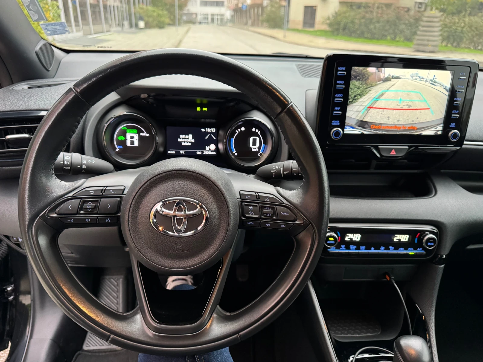 Toyota Yaris 1.5 HIBRID 29000km - изображение 10