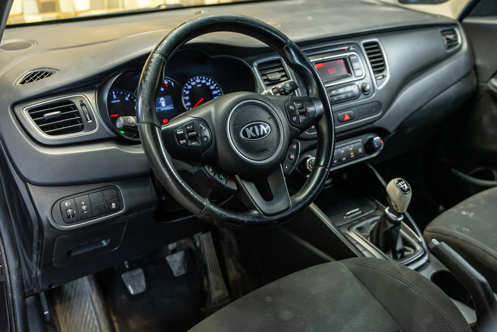 Kia Carens 1.7 CRDI, снимка 5 - Автомобили и джипове - 54414563