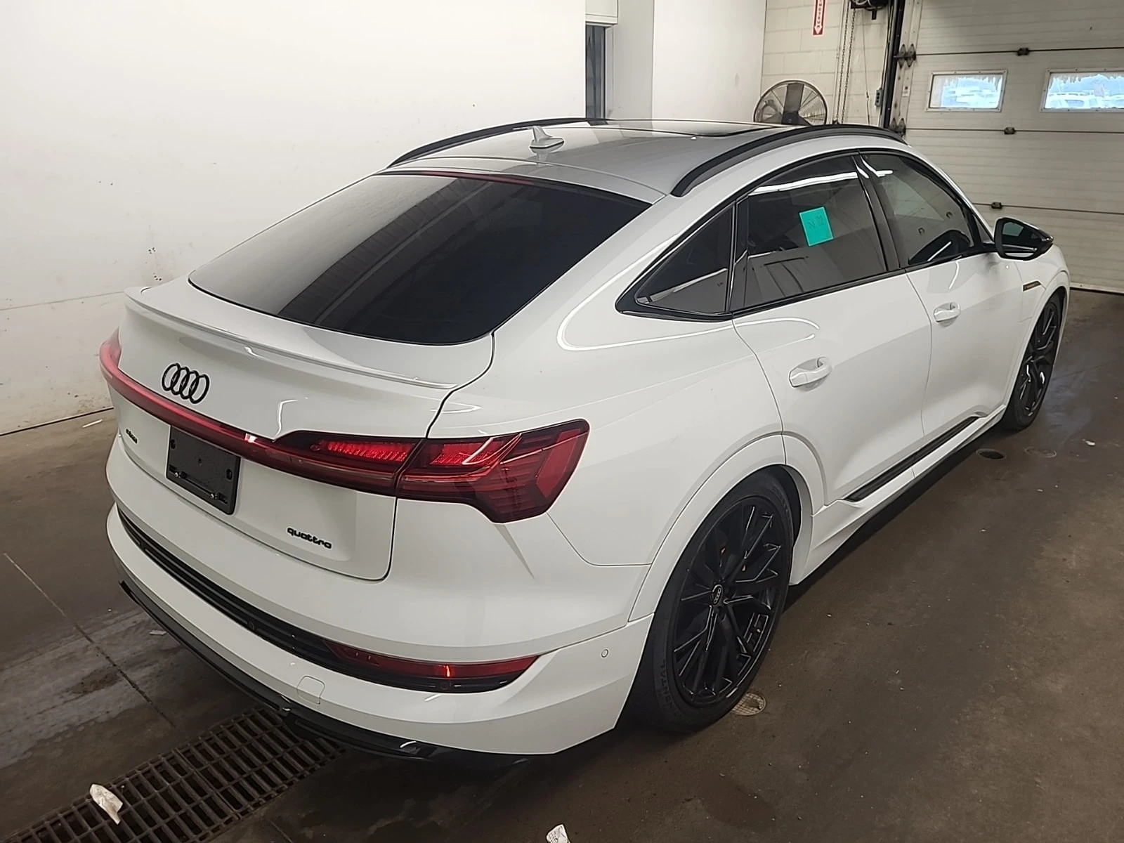 Audi E-Tron TECHNIK / 360 / ДИСТРОНИК / HUD, снимка 3 - Автомобили и джипове - 55847115