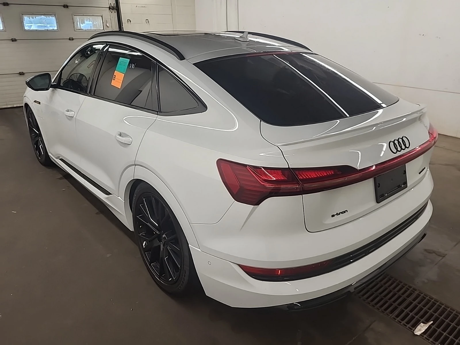Audi E-Tron TECHNIK / 360 / ДИСТРОНИК / HUD, снимка 4 - Автомобили и джипове - 55847115