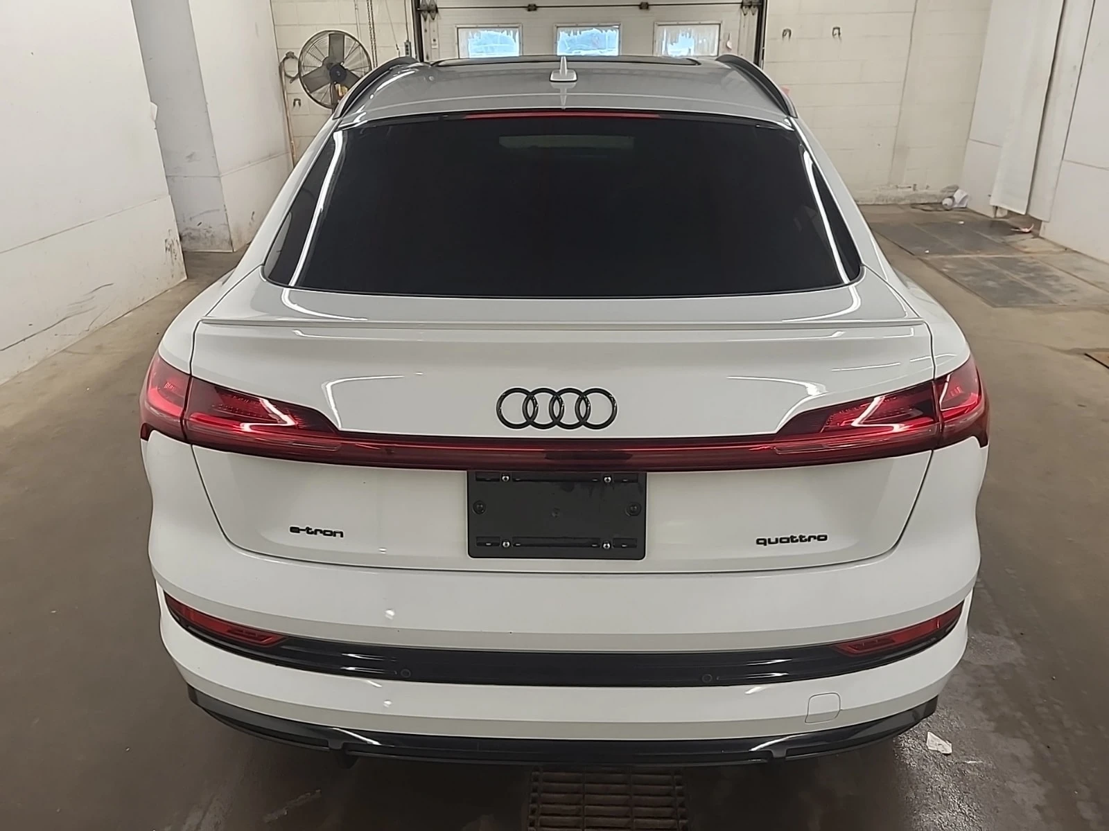 Audi E-Tron TECHNIK / 360 / ДИСТРОНИК / HUD, снимка 5 - Автомобили и джипове - 55847115