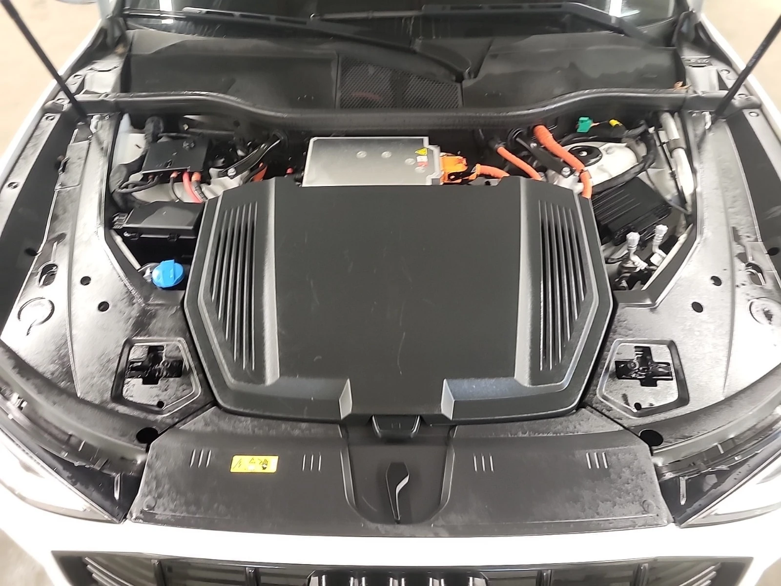 Audi E-Tron TECHNIK / 360 / ДИСТРОНИК / HUD, снимка 16 - Автомобили и джипове - 55847115