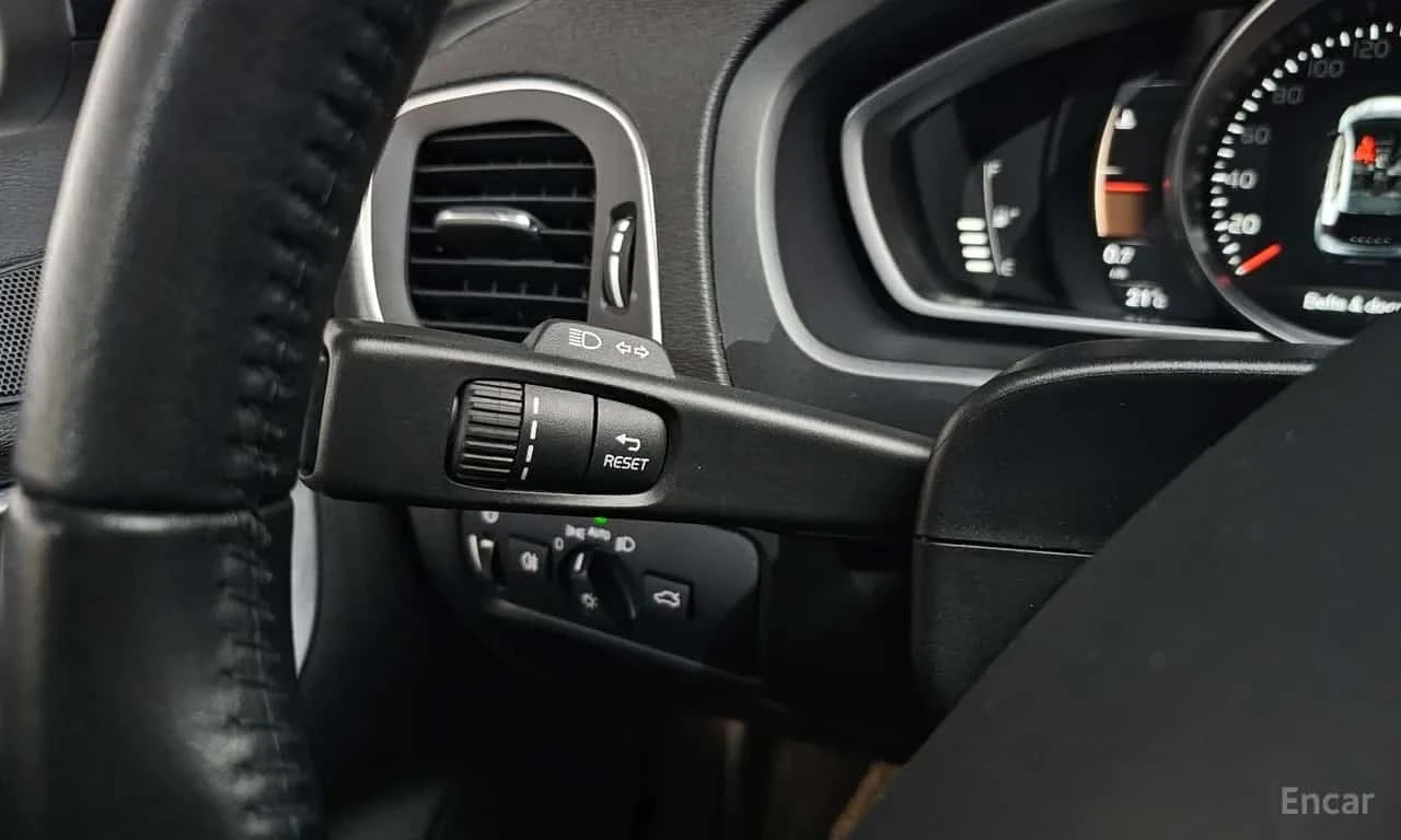 Volvo V40 * D3 * ФИНАНСИРАНЕ, снимка 15 - Автомобили и джипове - 56568685