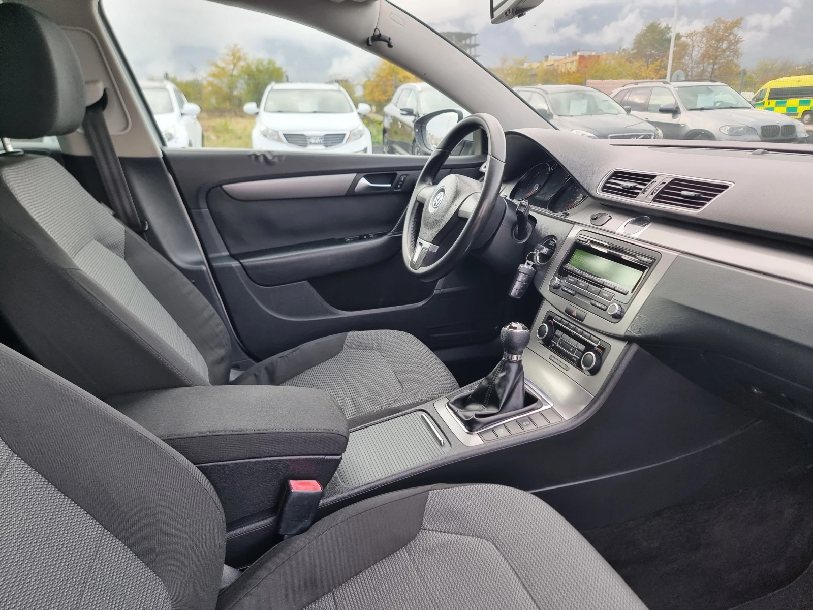 VW Passat 1.6TDI, снимка 16 - Автомобили и джипове - 56745190