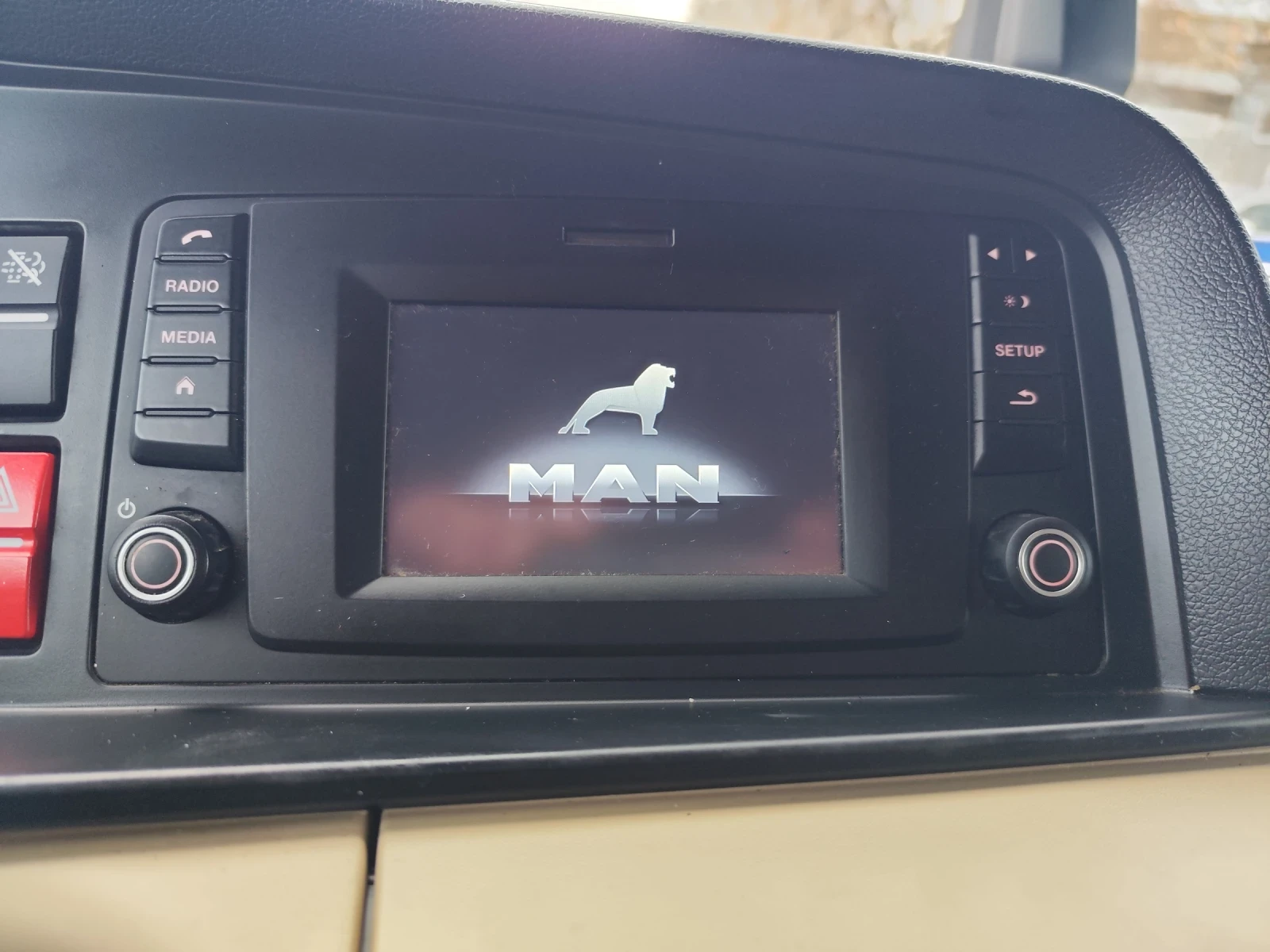 Man 8.180 Самосвал с кран - изображение 9