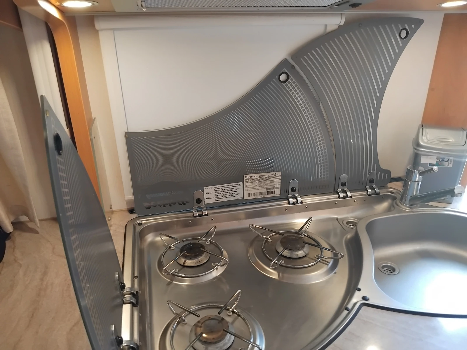 Каравана Dethleffs Camper 470 ER, снимка 5 - Каравани и кемпери - 55166841