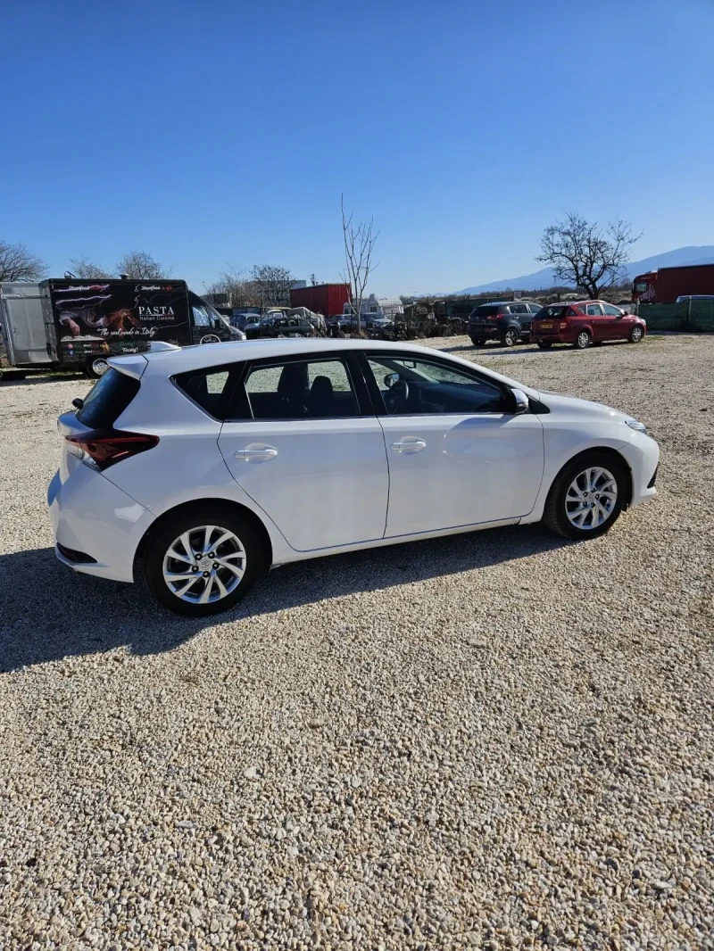 Toyota Auris 1.6 дизел, хечбек, снимка 8 - Автомобили и джипове - 49580163