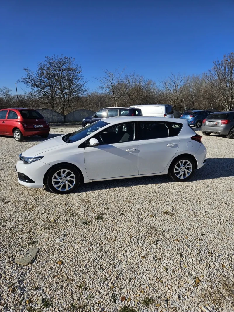 Toyota Auris 1.6 дизел, хечбек, снимка 4 - Автомобили и джипове - 49580163