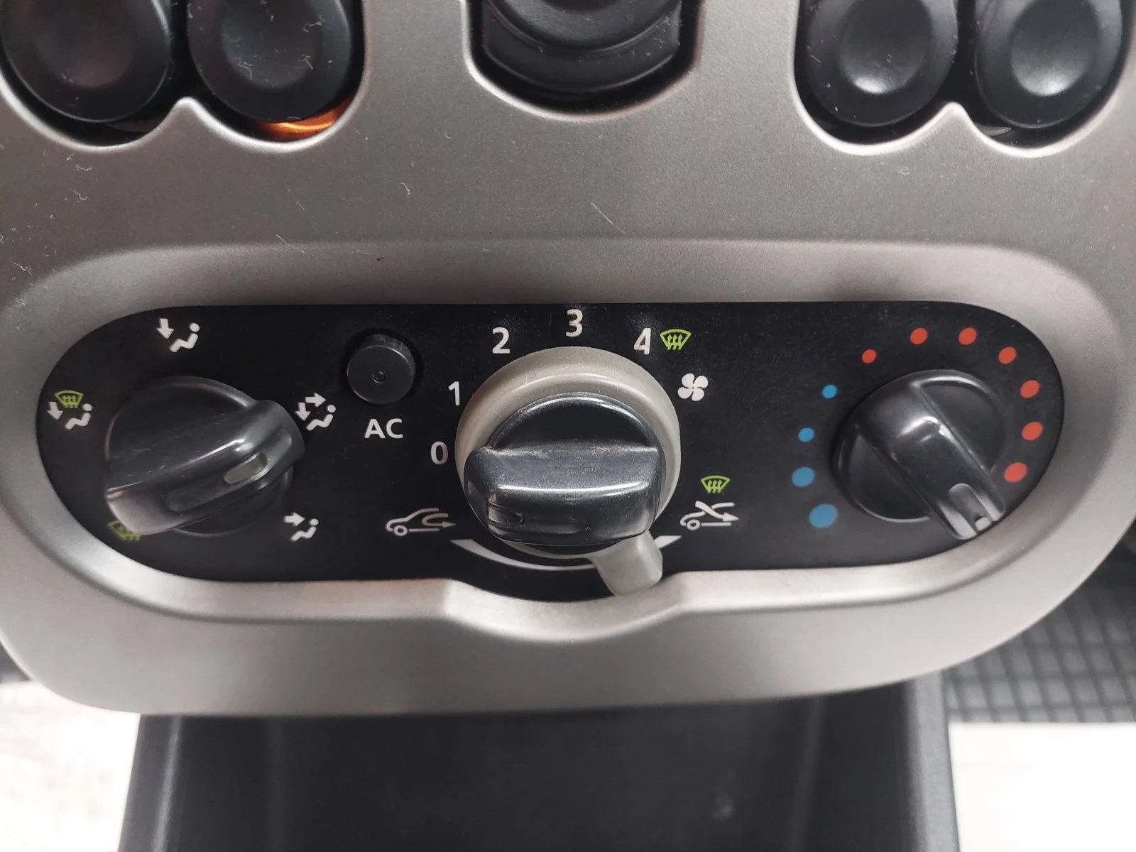 Dacia Sandero 1.4 Газ-Бензин, снимка 9 - Автомобили и джипове - 53889902