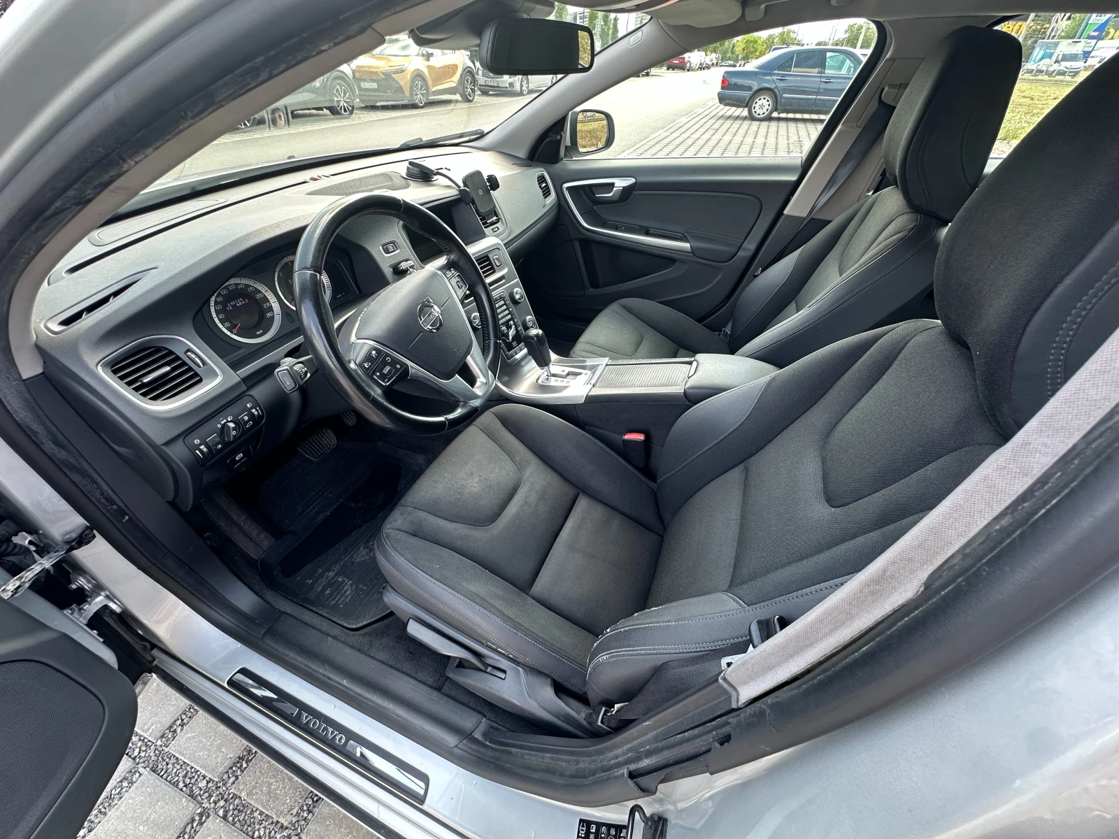Volvo S60 D5 AWD, снимка 10 - Автомобили и джипове - 56057509