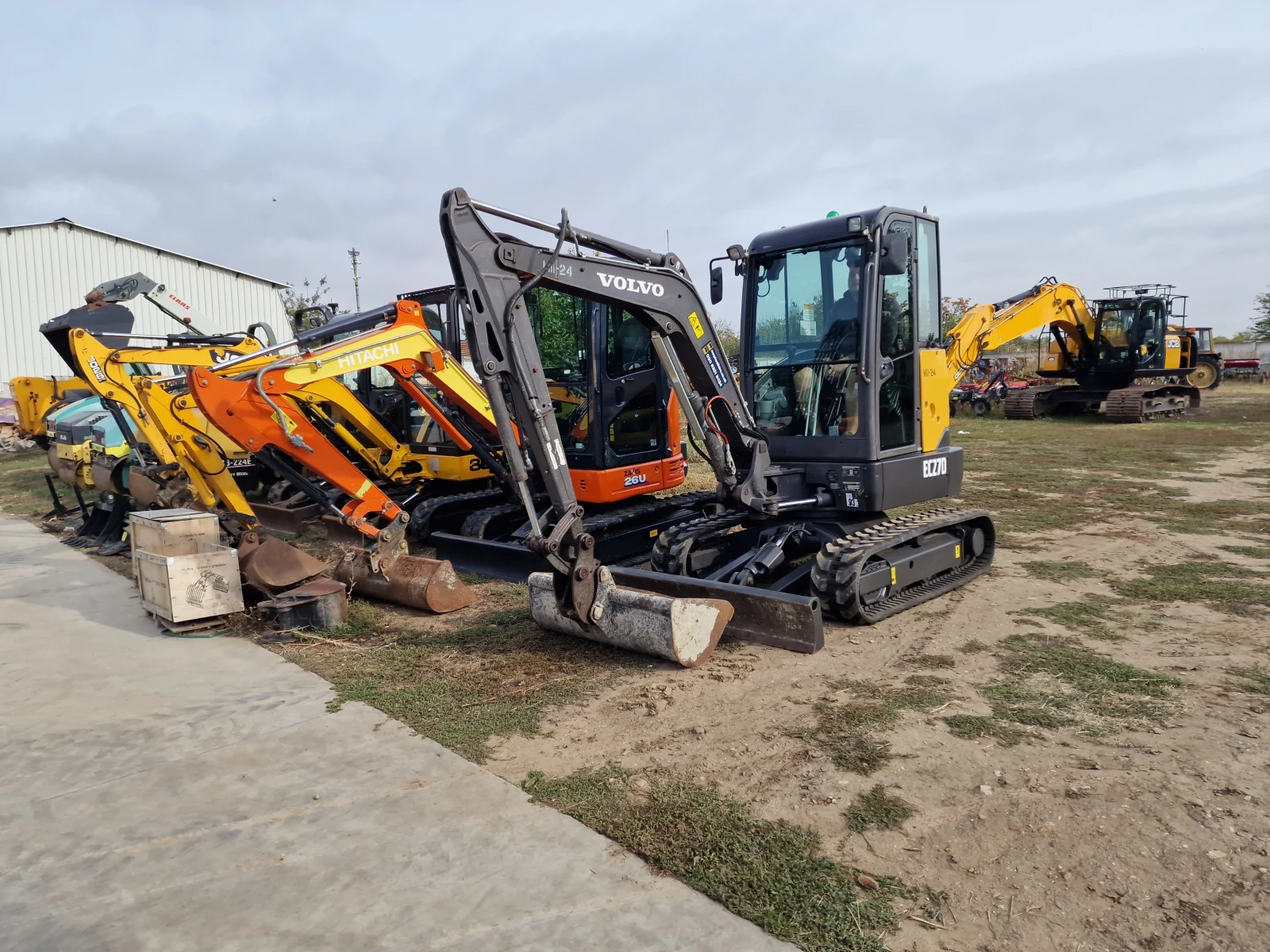 Багер Volvo EC27D