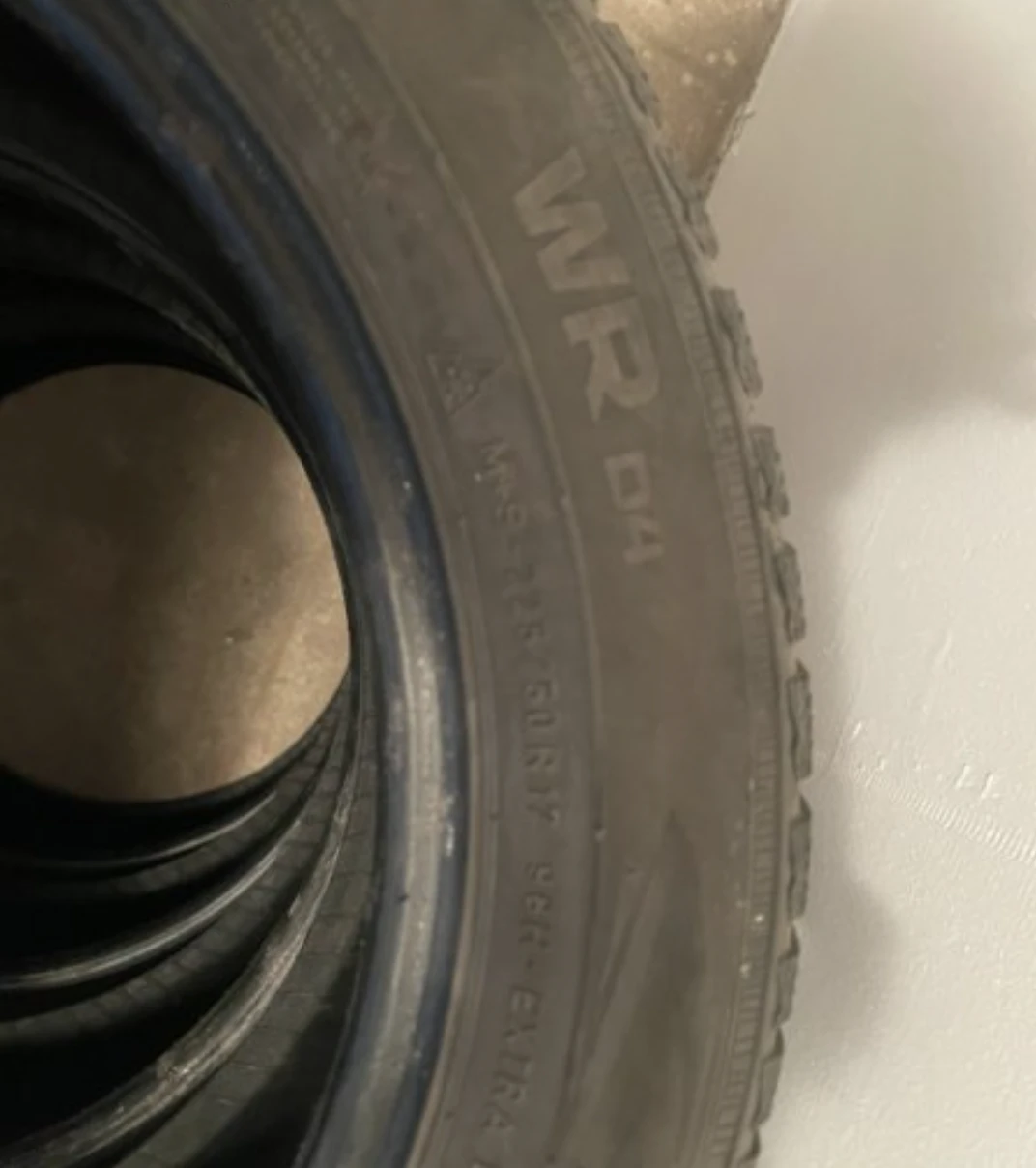 Гуми Зимни 225/50R17, снимка 3 - Гуми и джанти - 54393804