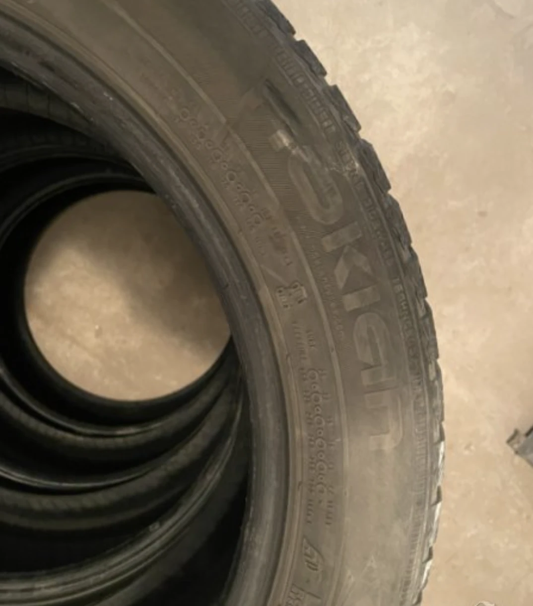 Гуми Зимни 225/50R17, снимка 2 - Гуми и джанти - 54393804