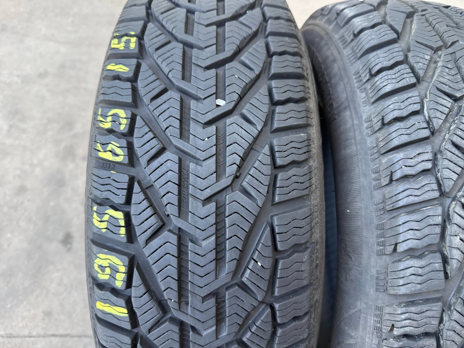 Гуми Зимни 195/65R15, снимка 2 - Гуми и джанти - 55833029