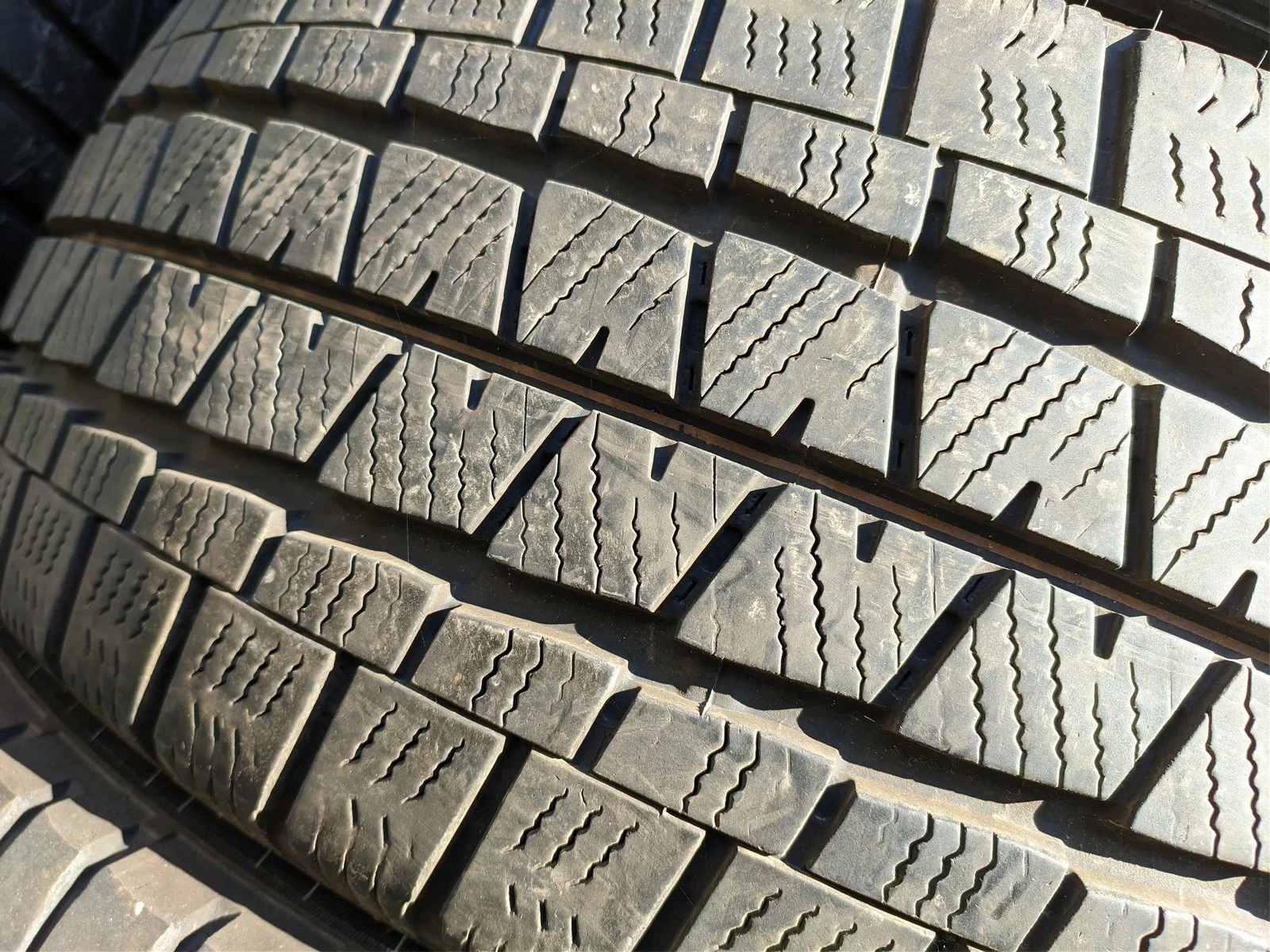 Гуми Зимни 215/60R17, снимка 4 - Гуми и джанти - 56732512