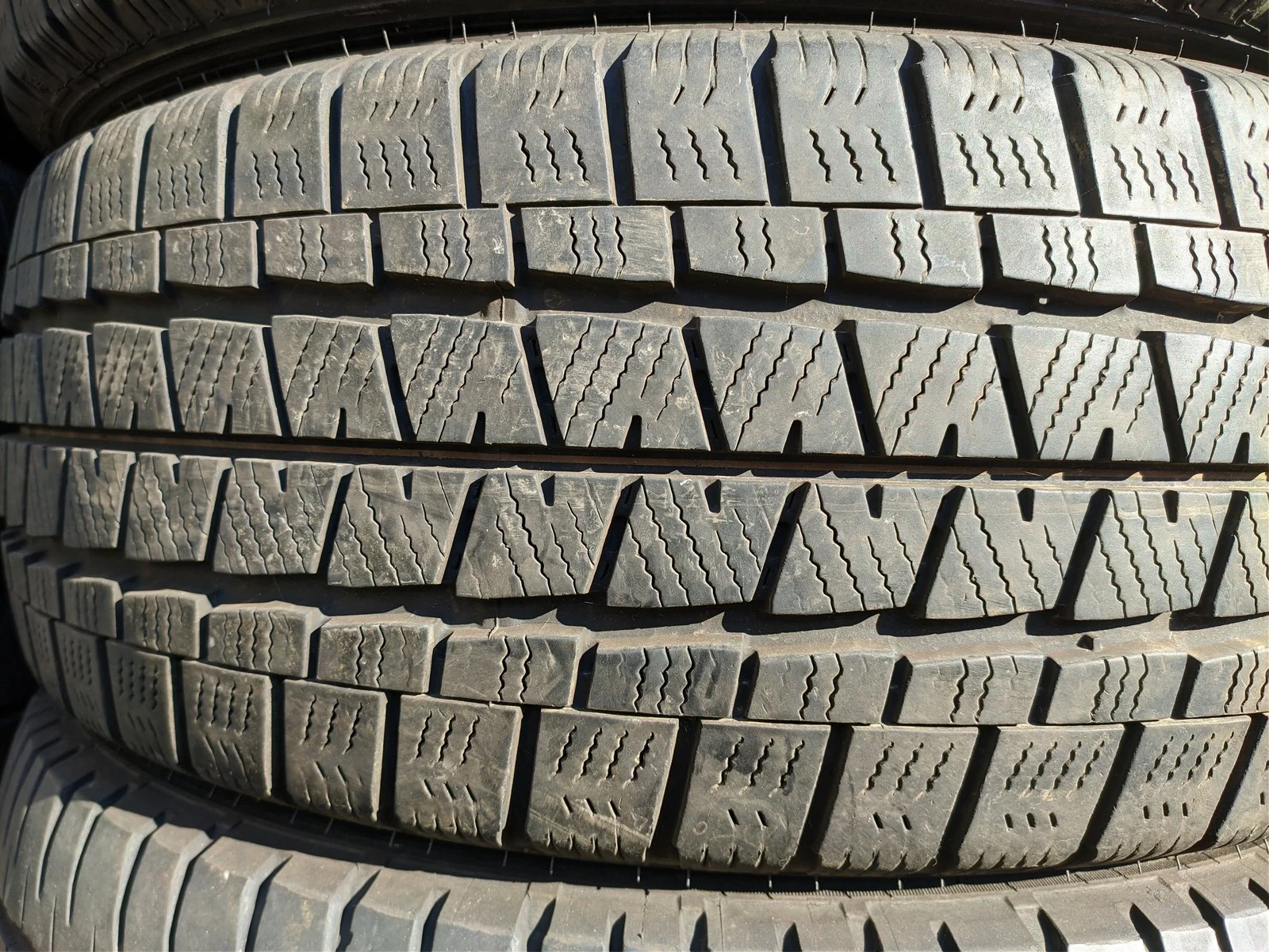 Гуми Зимни 215/60R17, снимка 2 - Гуми и джанти - 56732512