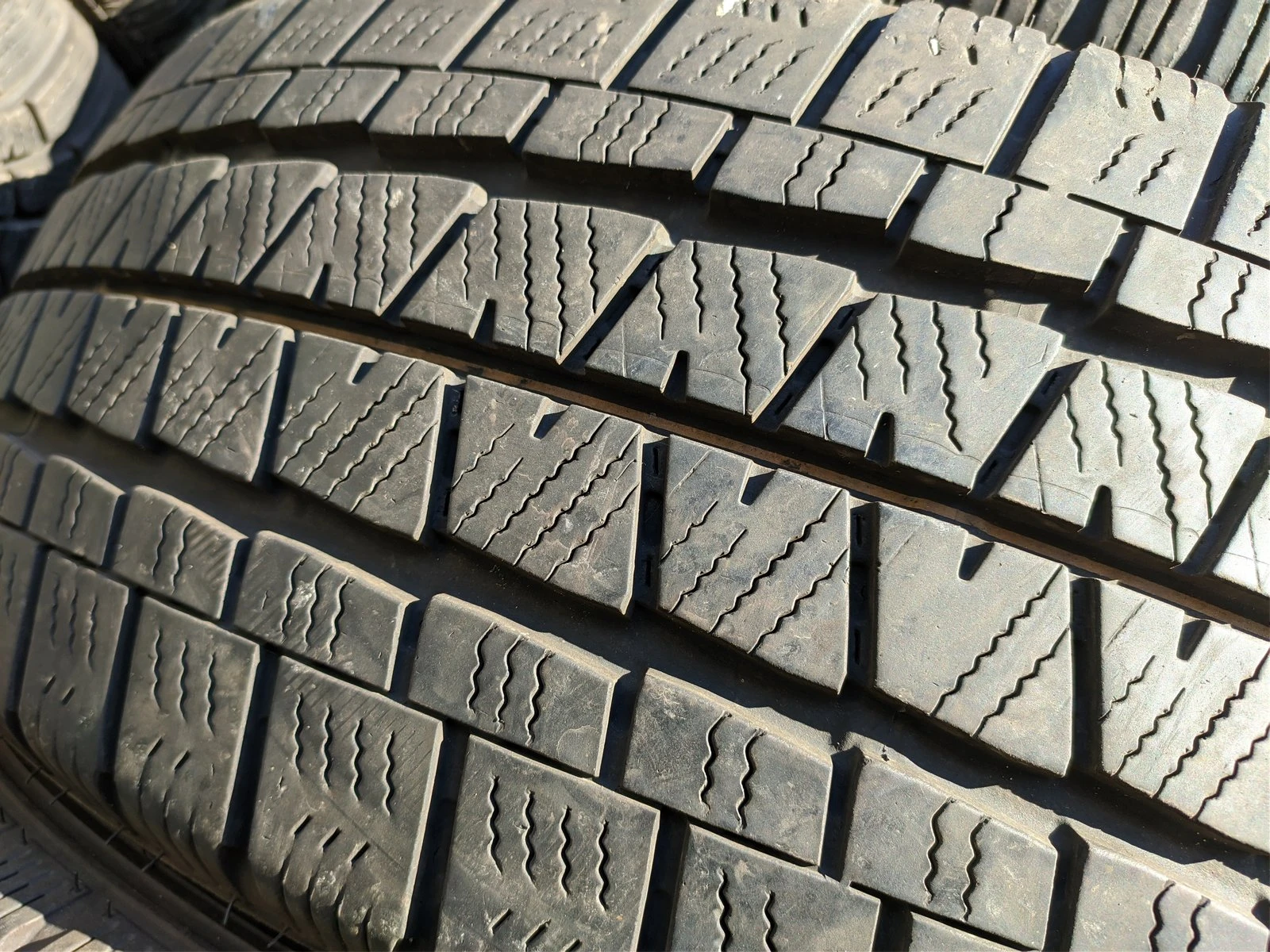 Гуми Зимни 215/60R17, снимка 3 - Гуми и джанти - 56732512