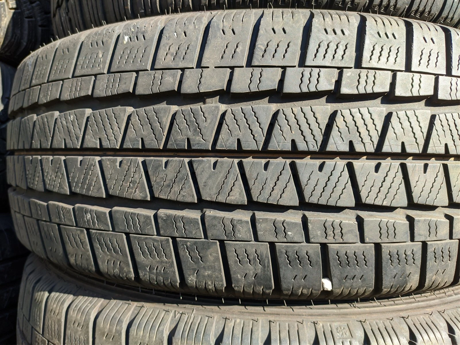 Гуми Зимни 215/60R17