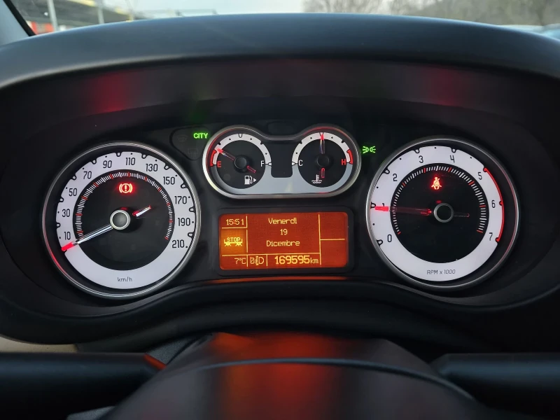 Fiat 500L 1.3 Multijet 85к.с  Топ състояние , снимка 17 - Автомобили и джипове - 52850037