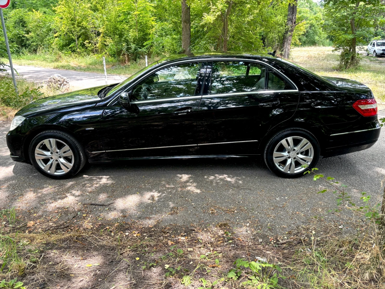 Mercedes-Benz E 220 CDI / AUTOMATIC / NAVI / AMBILIGHT, снимка 3 - Автомобили и джипове - 54635764