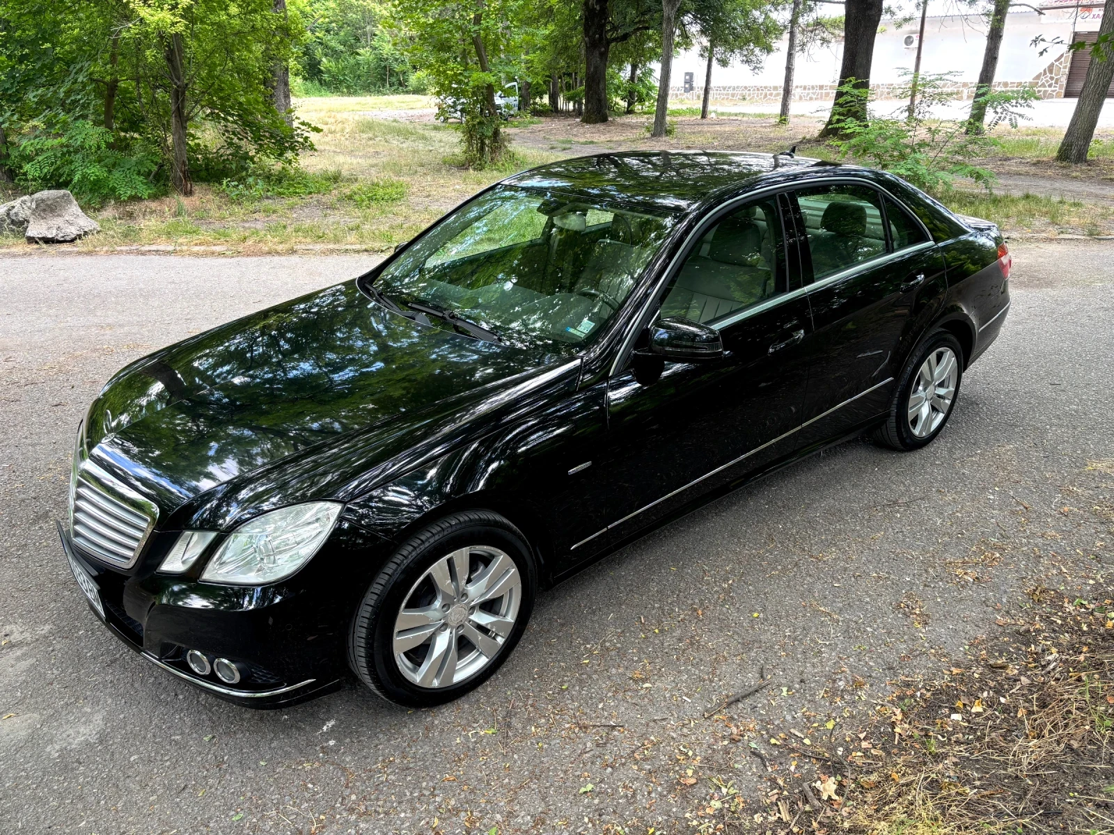 Mercedes-Benz E 220 CDI / AUTOMATIC / NAVI / AMBILIGHT, снимка 2 - Автомобили и джипове - 54635764