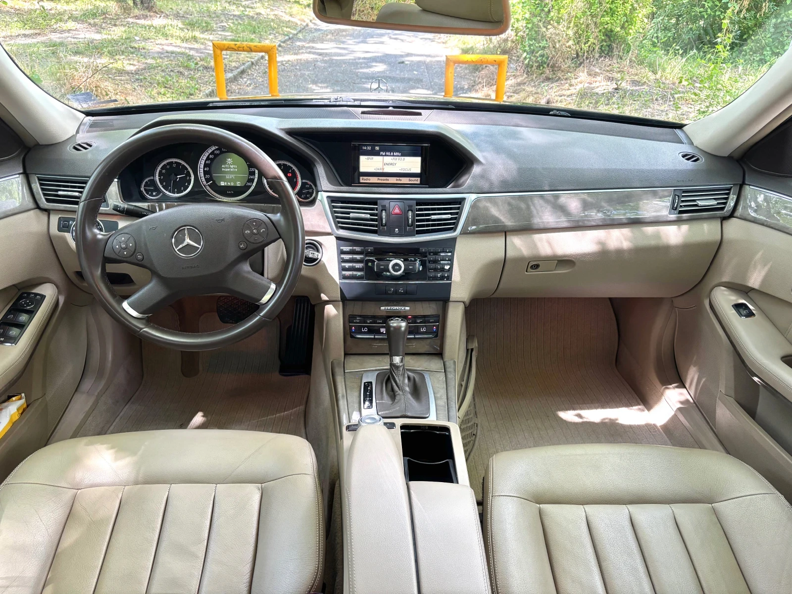 Mercedes-Benz E 220 CDI / AUTOMATIC / NAVI / AMBILIGHT, снимка 9 - Автомобили и джипове - 54635764