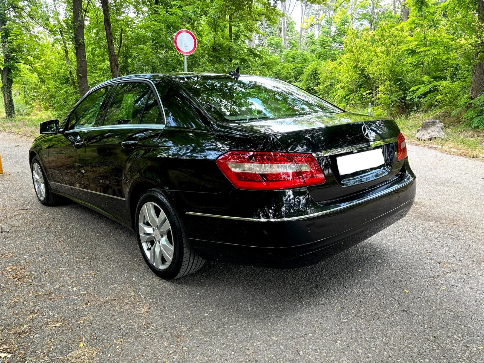 Mercedes-Benz E 220 CDI / AUTOMATIC / NAVI / AMBILIGHT, снимка 4 - Автомобили и джипове - 54635764