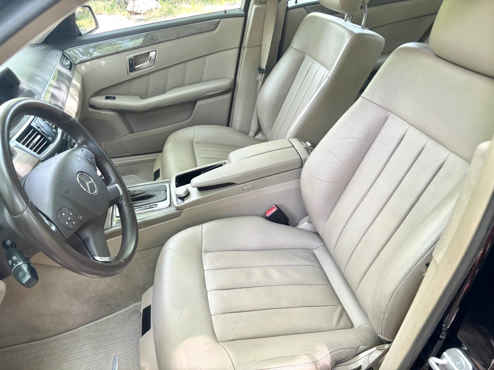 Mercedes-Benz E 220 CDI / AUTOMATIC / NAVI / AMBILIGHT, снимка 10 - Автомобили и джипове - 54635764