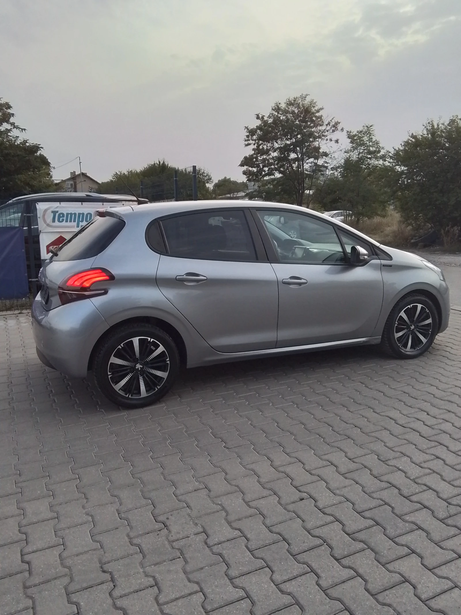 Peugeot 208 1.2, снимка 9 - Автомобили и джипове - 55880855