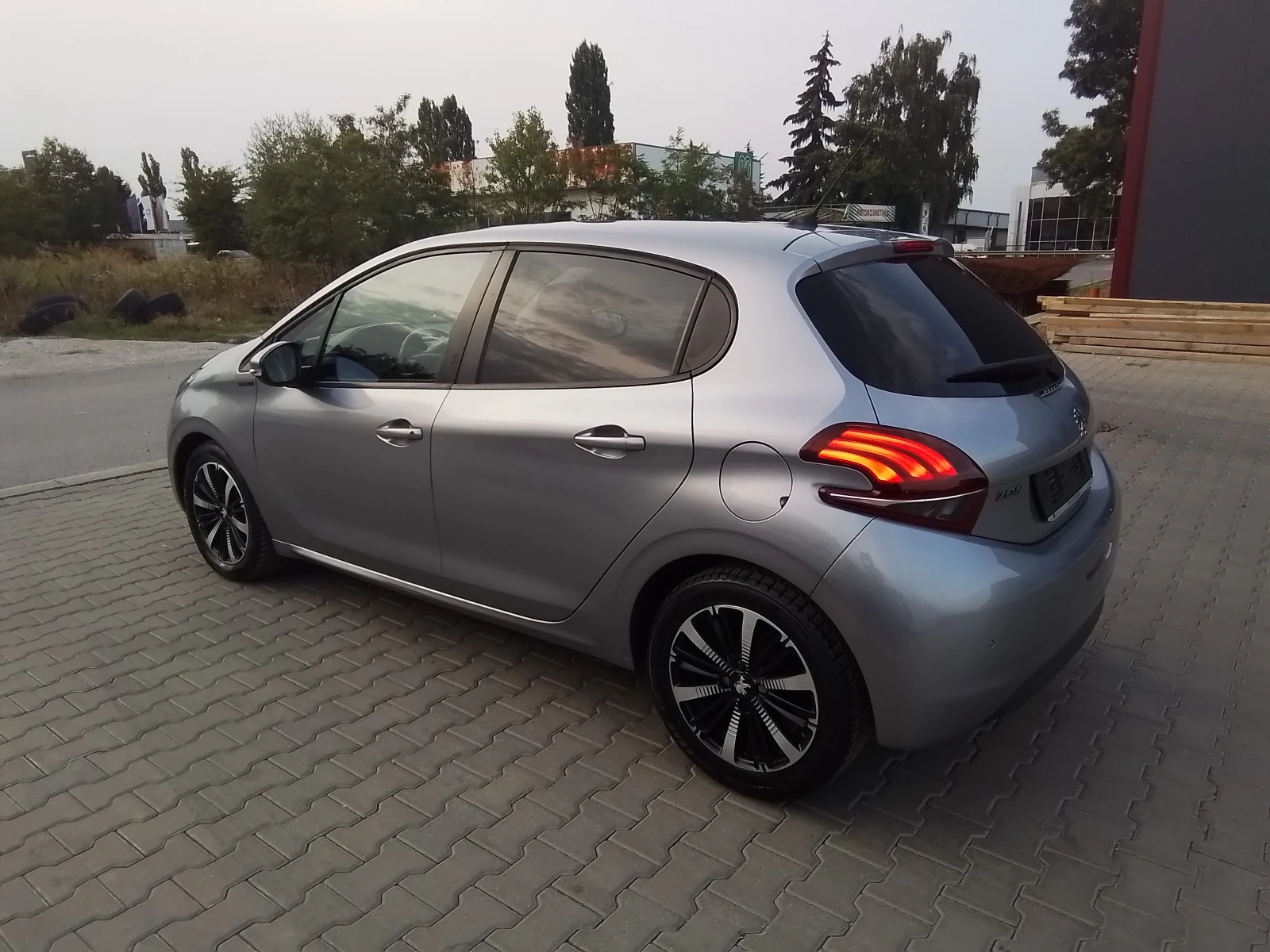 Peugeot 208 1.2, снимка 11 - Автомобили и джипове - 55880855