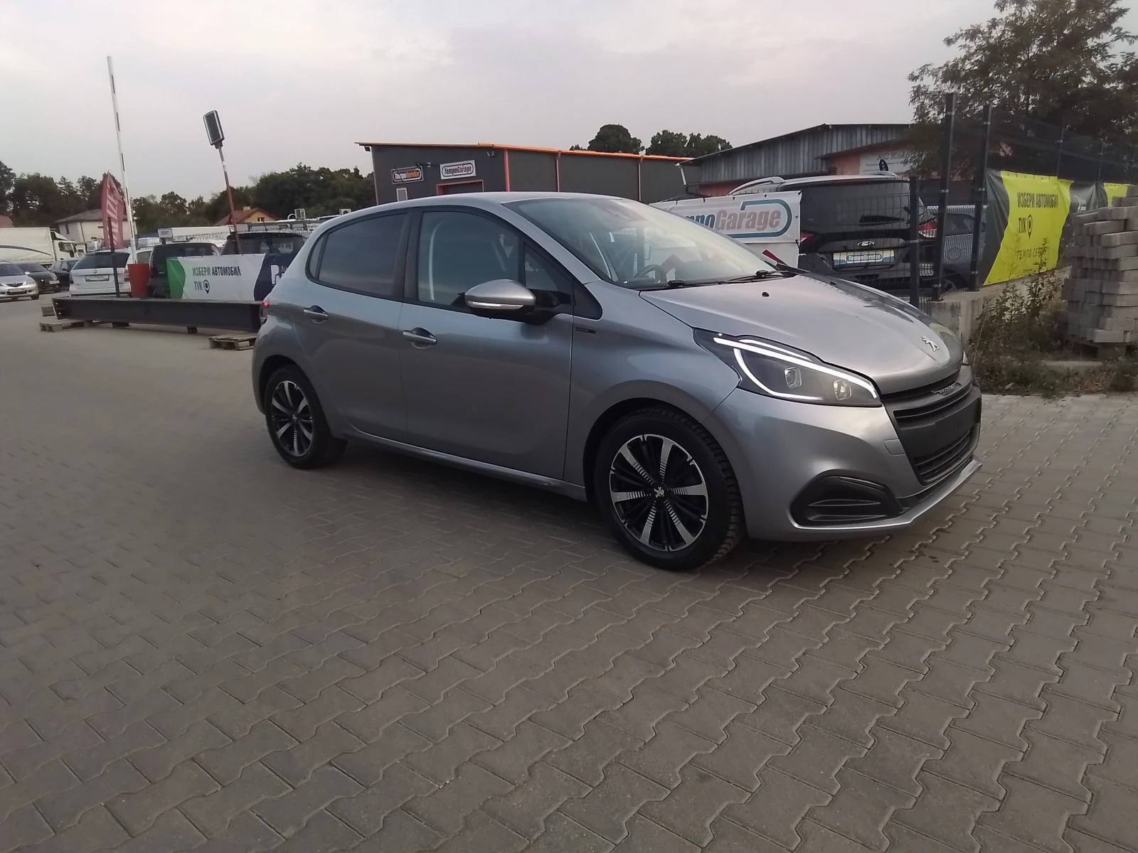 Peugeot 208 1.2, снимка 7 - Автомобили и джипове - 55880855