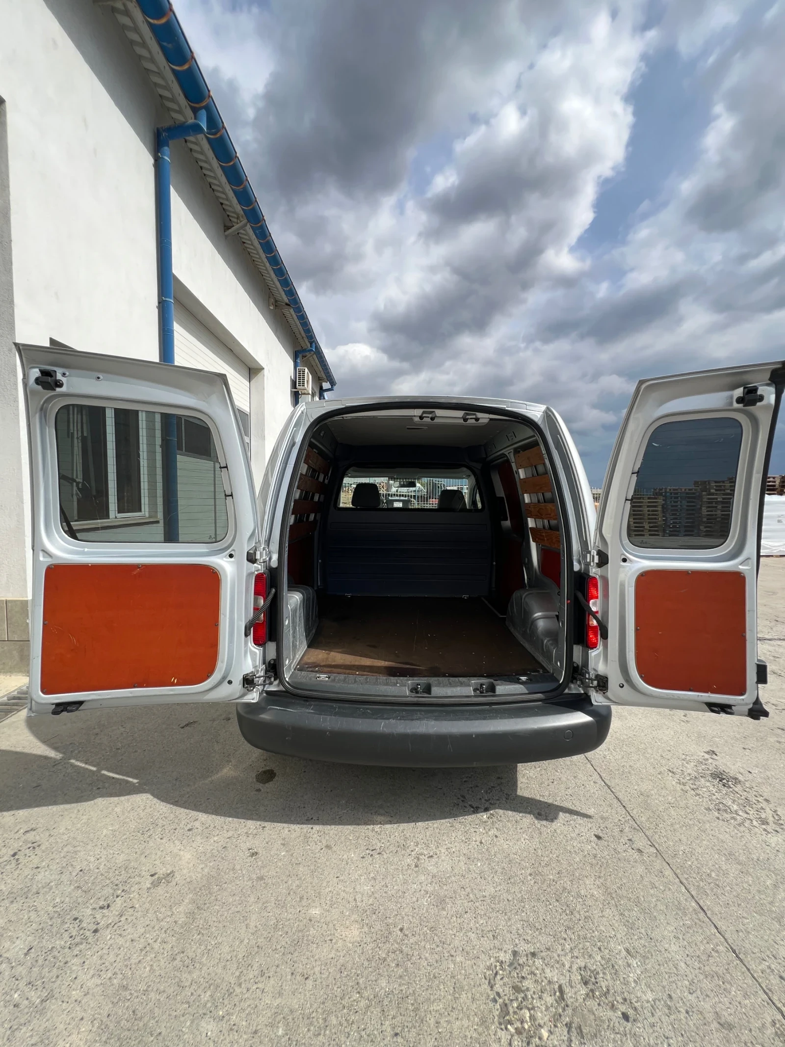 VW Caddy Ресори 2014г. Климатроник, снимка 10 - Автомобили и джипове - 56271352