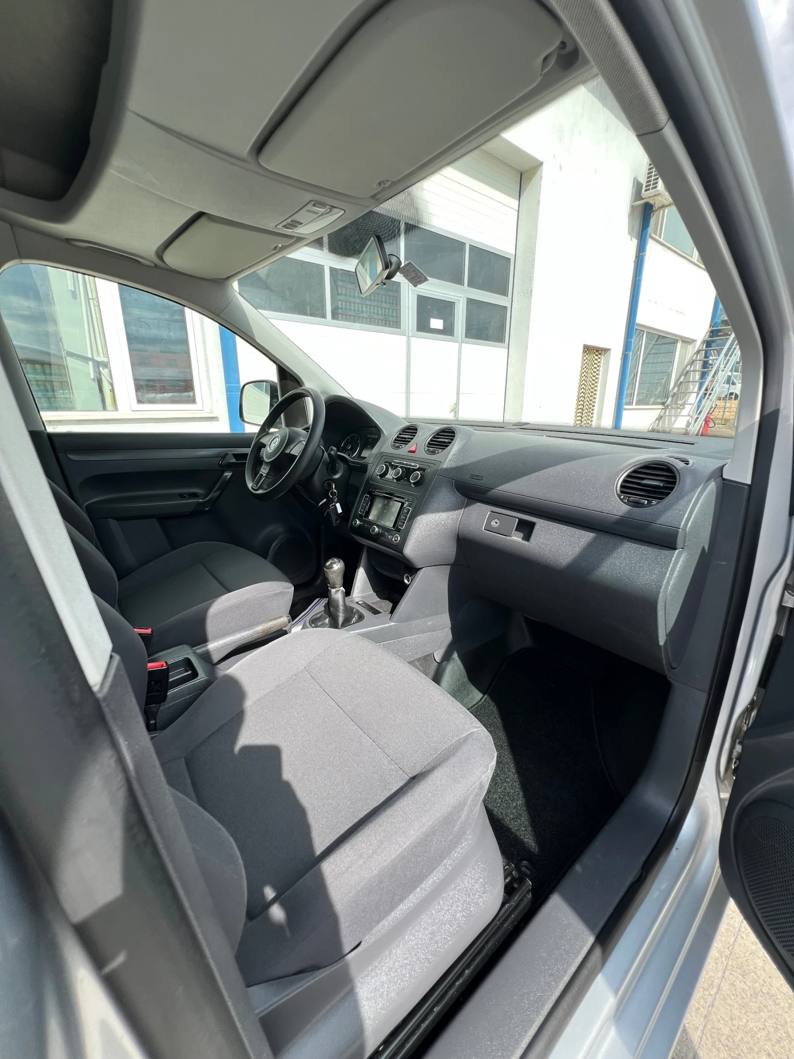 VW Caddy Ресори 2014г. Климатроник, снимка 11 - Автомобили и джипове - 56271352