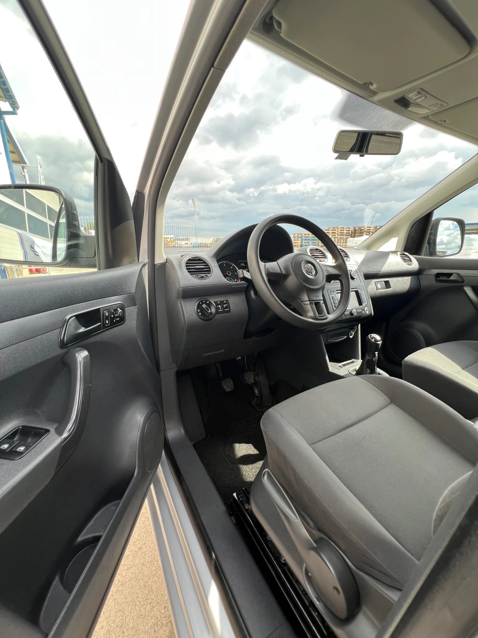 VW Caddy Ресори 2014г. Климатроник, снимка 13 - Автомобили и джипове - 56271352