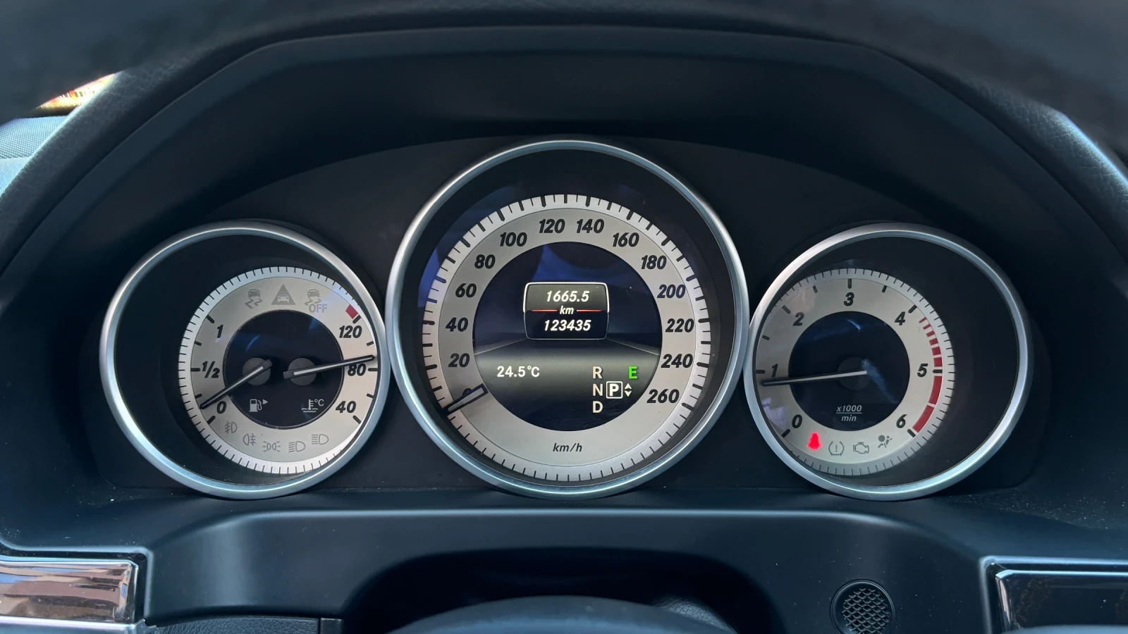 Mercedes-Benz E 220, снимка 12 - Автомобили и джипове - 56330133