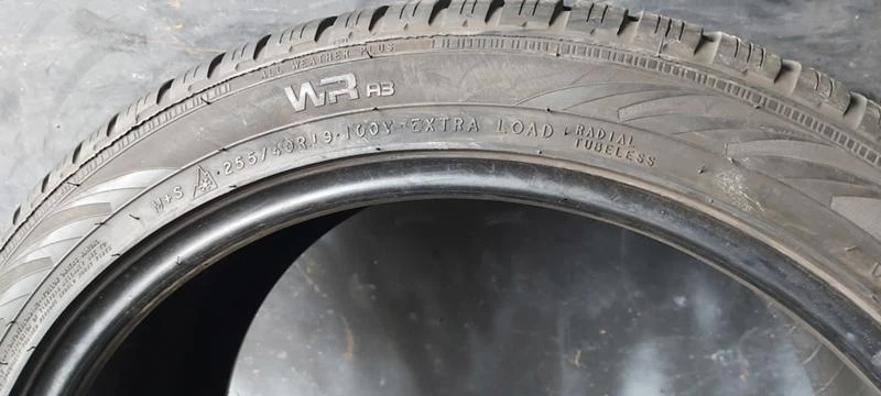 Гуми Зимни 255/40R19, снимка 4 - Гуми и джанти - 35123408