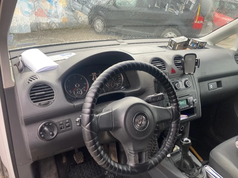 VW Caddy 1.6 TDI, снимка 9 - Автомобили и джипове - 48251854