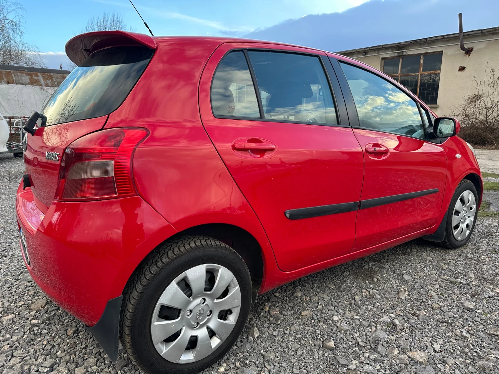 Toyota Yaris 1.3 Автомат - изображение 4