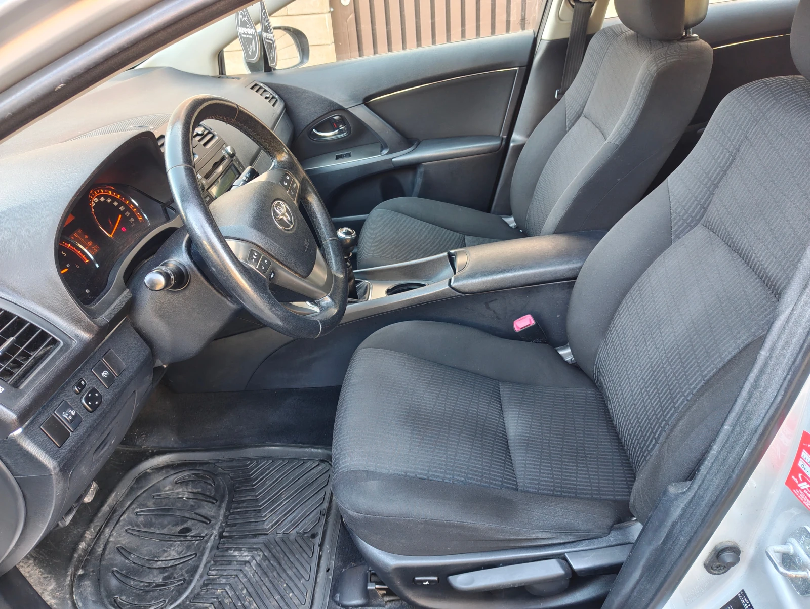 Toyota Avensis 2.2D 150ps EURO5B oбслужен, снимка 5 - Автомобили и джипове - 53916562