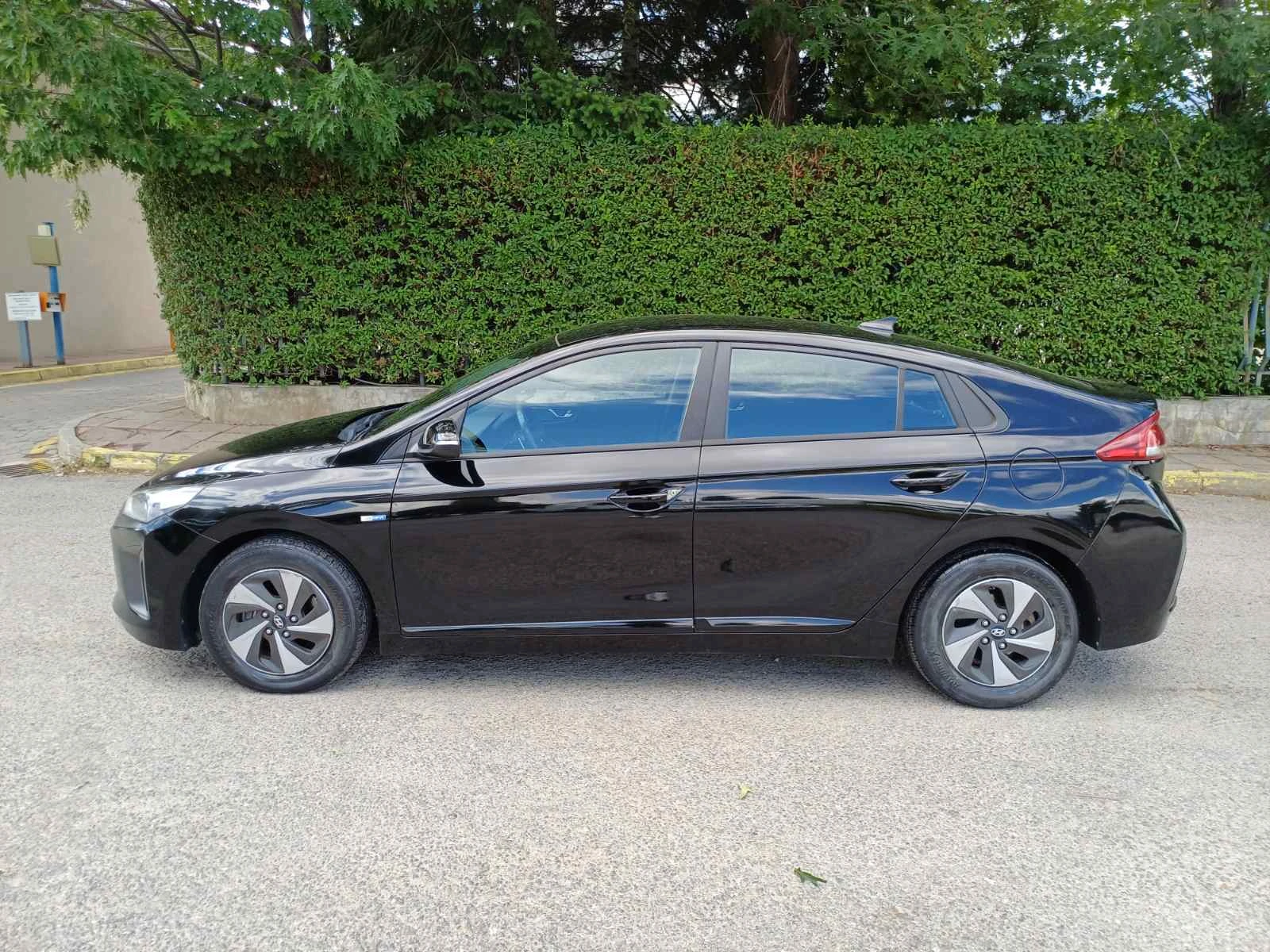 Hyundai Ioniq 1.6 GDI Hybrid Premium, снимка 2 - Автомобили и джипове - 55279061
