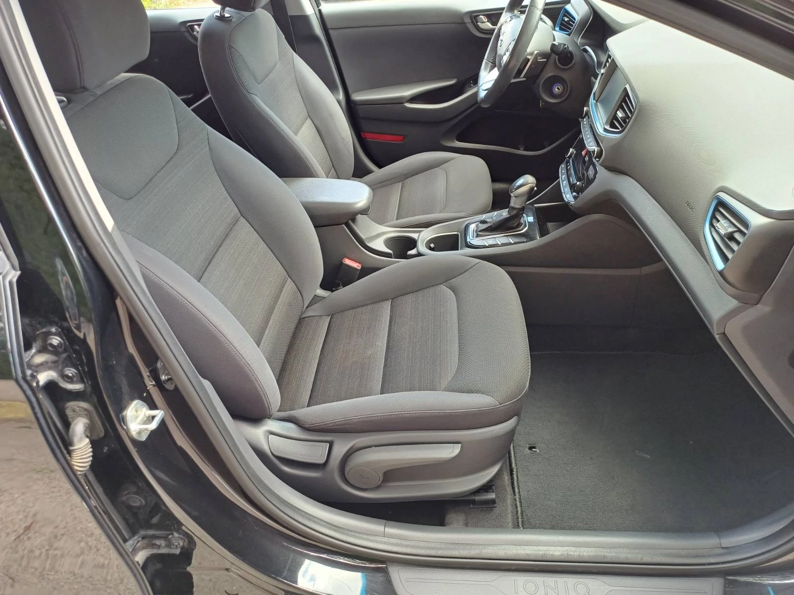 Hyundai Ioniq 1.6 GDI Hybrid Premium, снимка 14 - Автомобили и джипове - 55279061