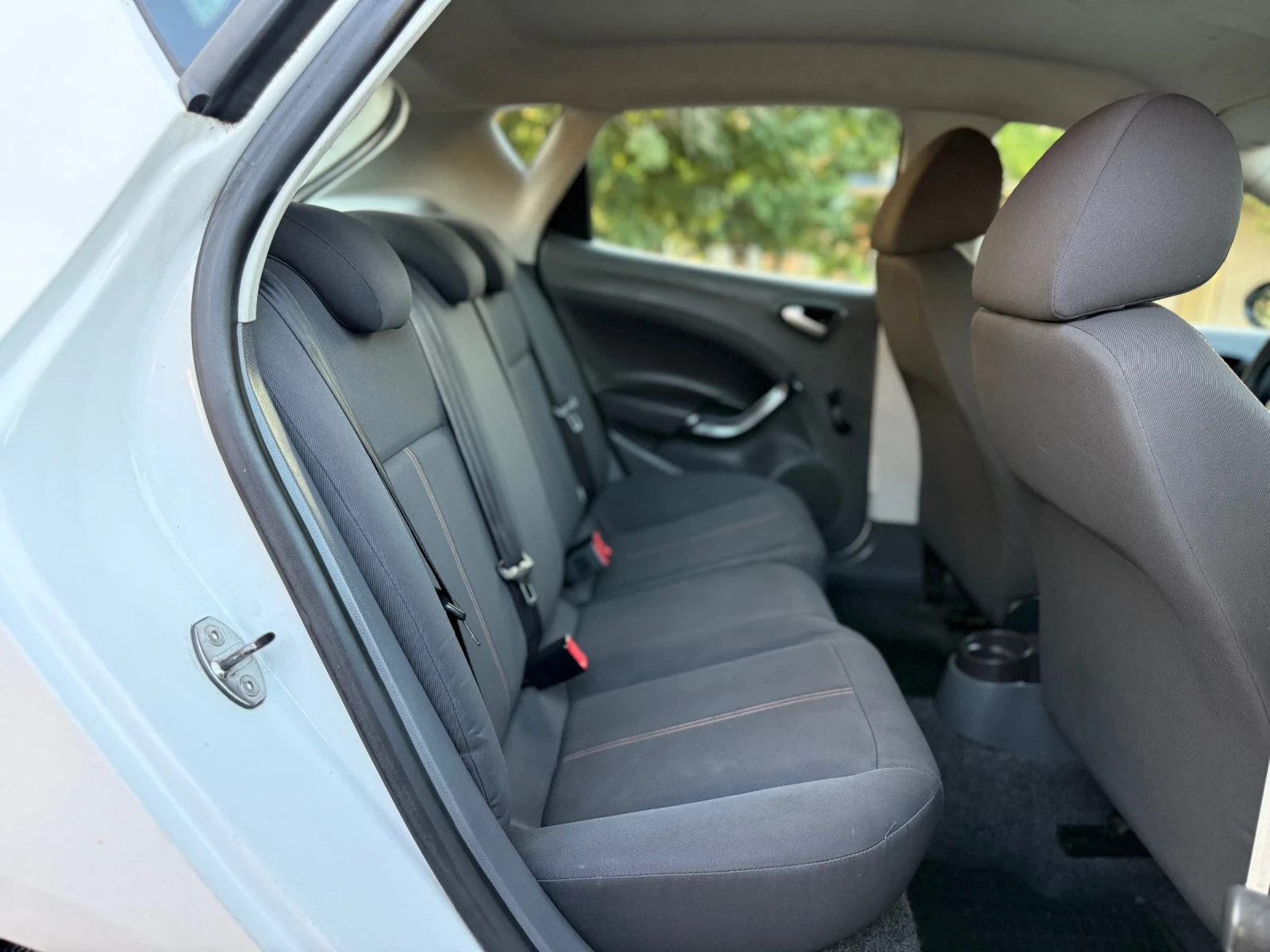 Seat Ibiza 1.6TDI/90кс, снимка 12 - Автомобили и джипове - 55843014