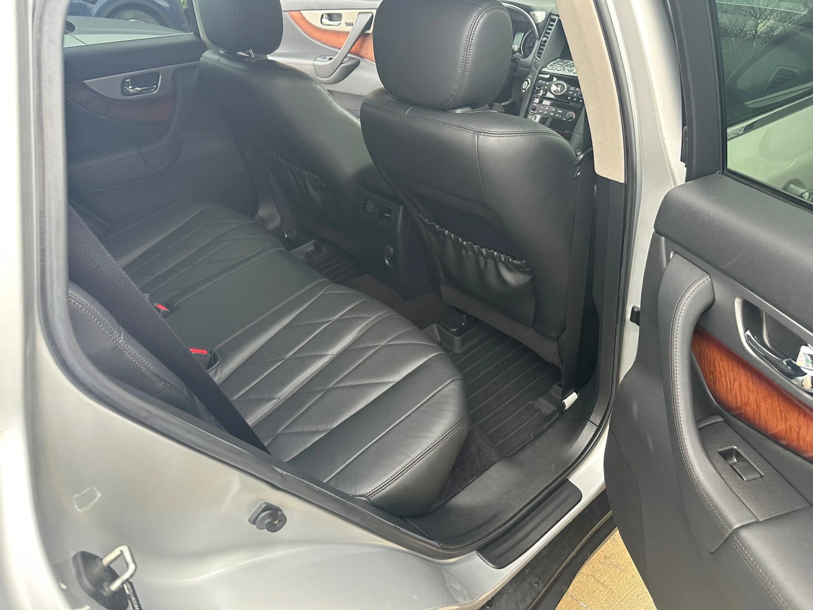 Infiniti QX70, снимка 10 - Автомобили и джипове - 54260103