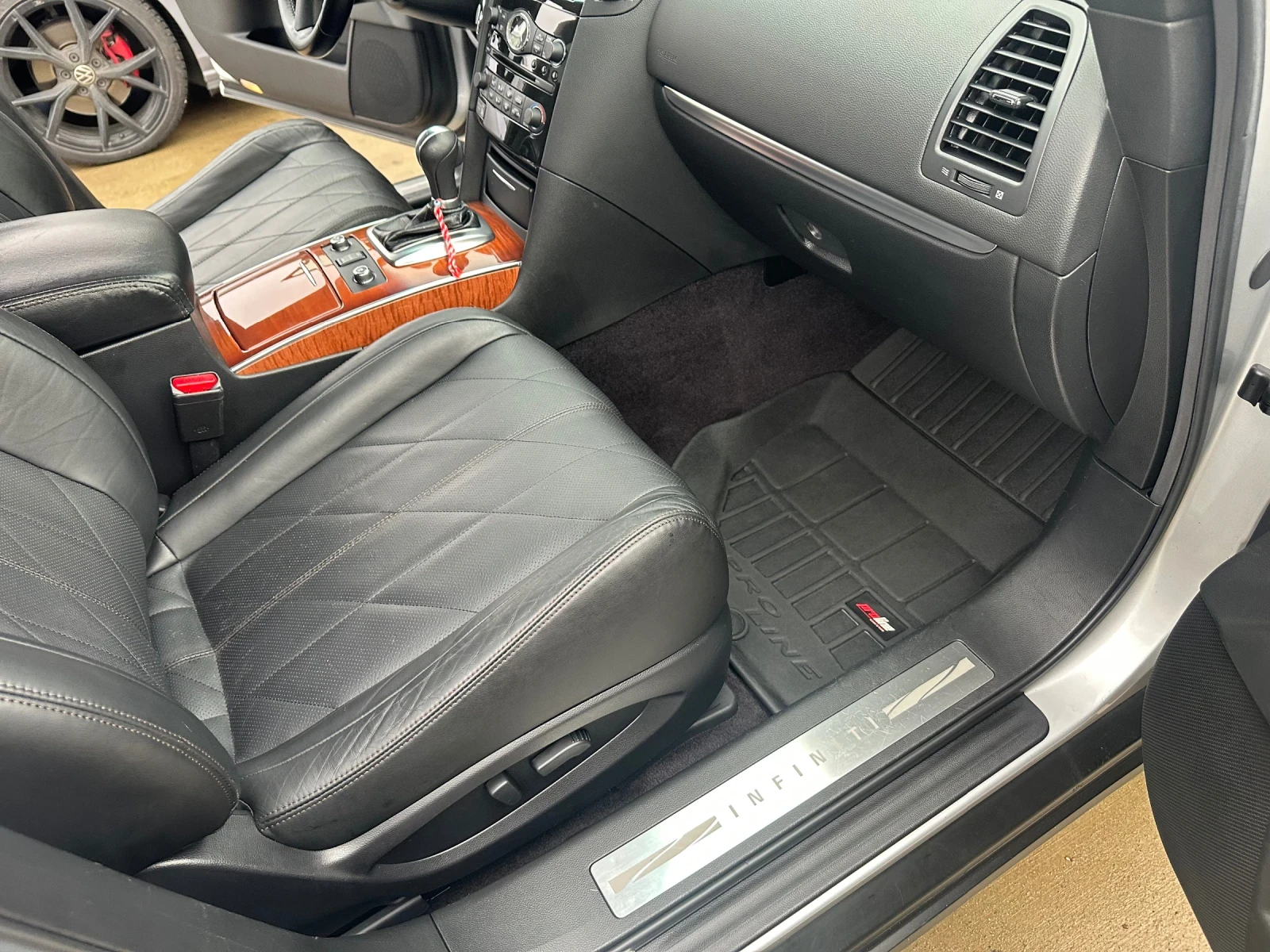 Infiniti QX70, снимка 8 - Автомобили и джипове - 54260103