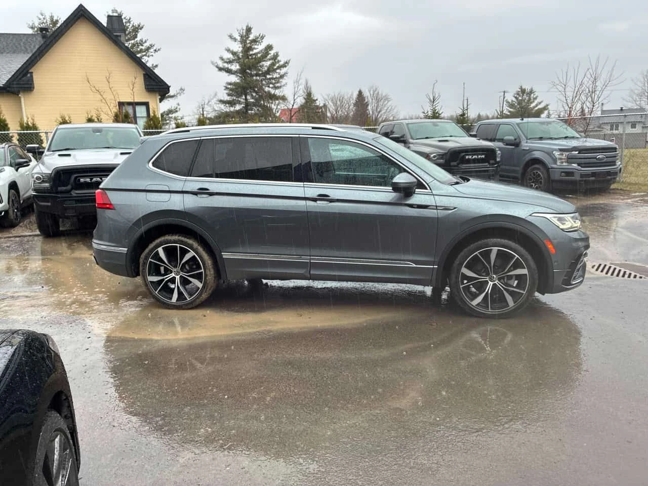 VW Tiguan Highline R Line| ПОДГРЕВ| ОБДУХ| КЛИПОВЕ| CARFAX, снимка 4 - Автомобили и джипове - 54480309
