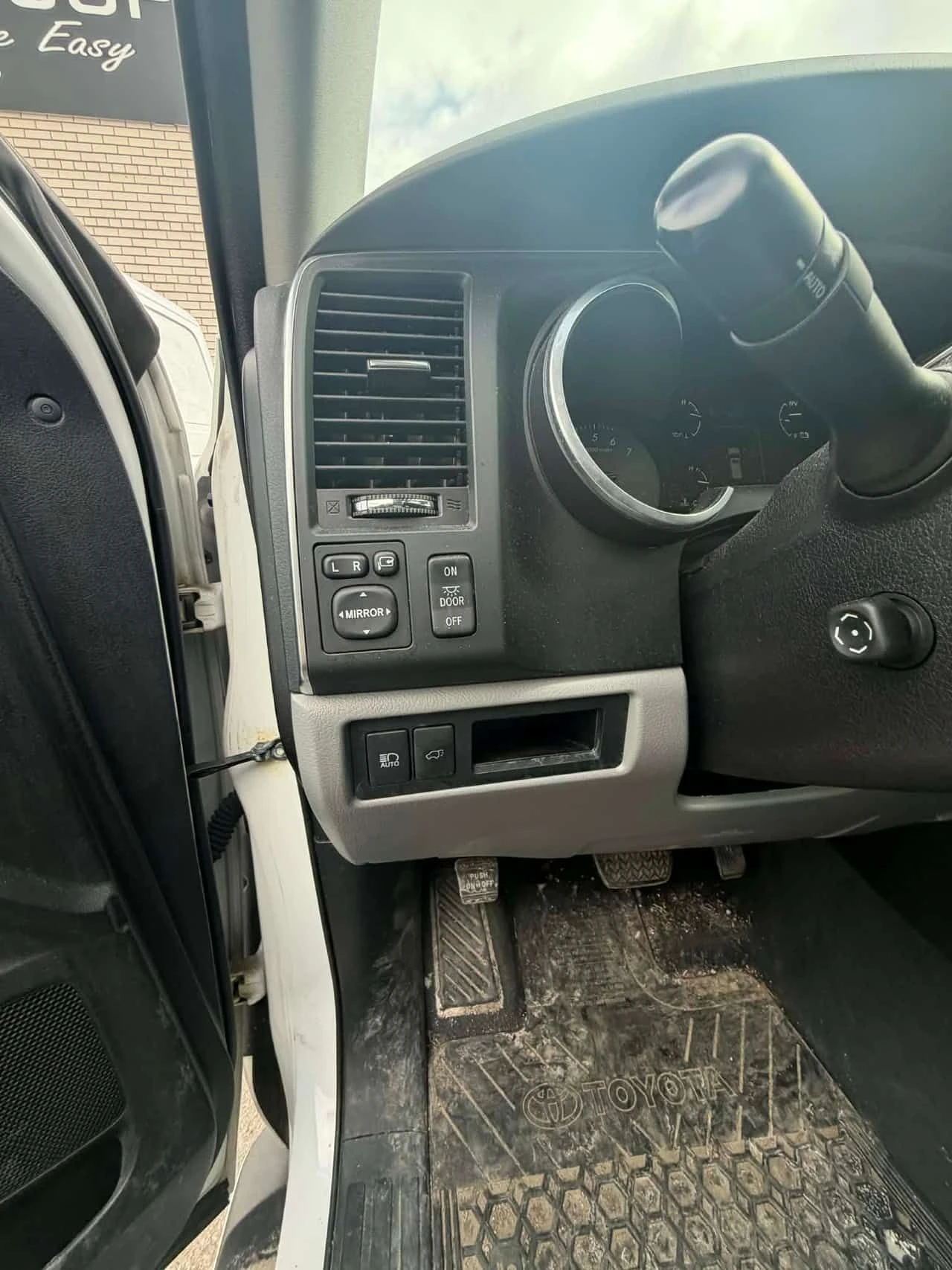 Toyota Sequoia * Platinum * CARFAX * ЛИЦЕНЗИРАН ДИЛЪР, снимка 12 - Автомобили и джипове - 54021104